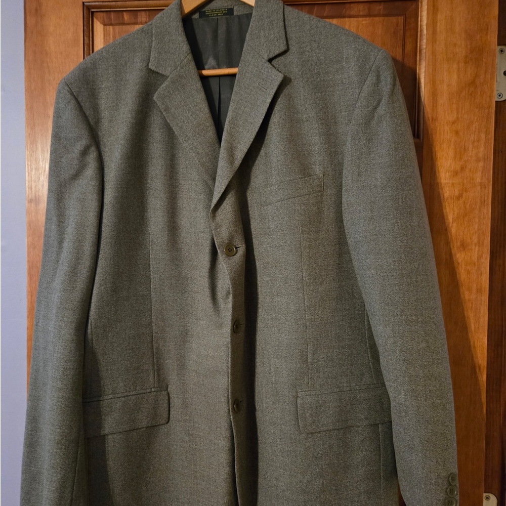 Elegant Men's Gray Suit